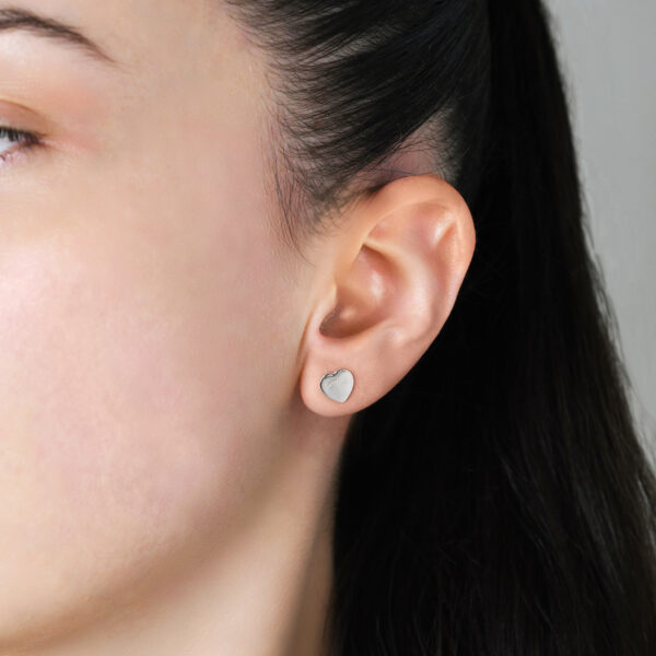 Von Treskow - mini flat heart studs