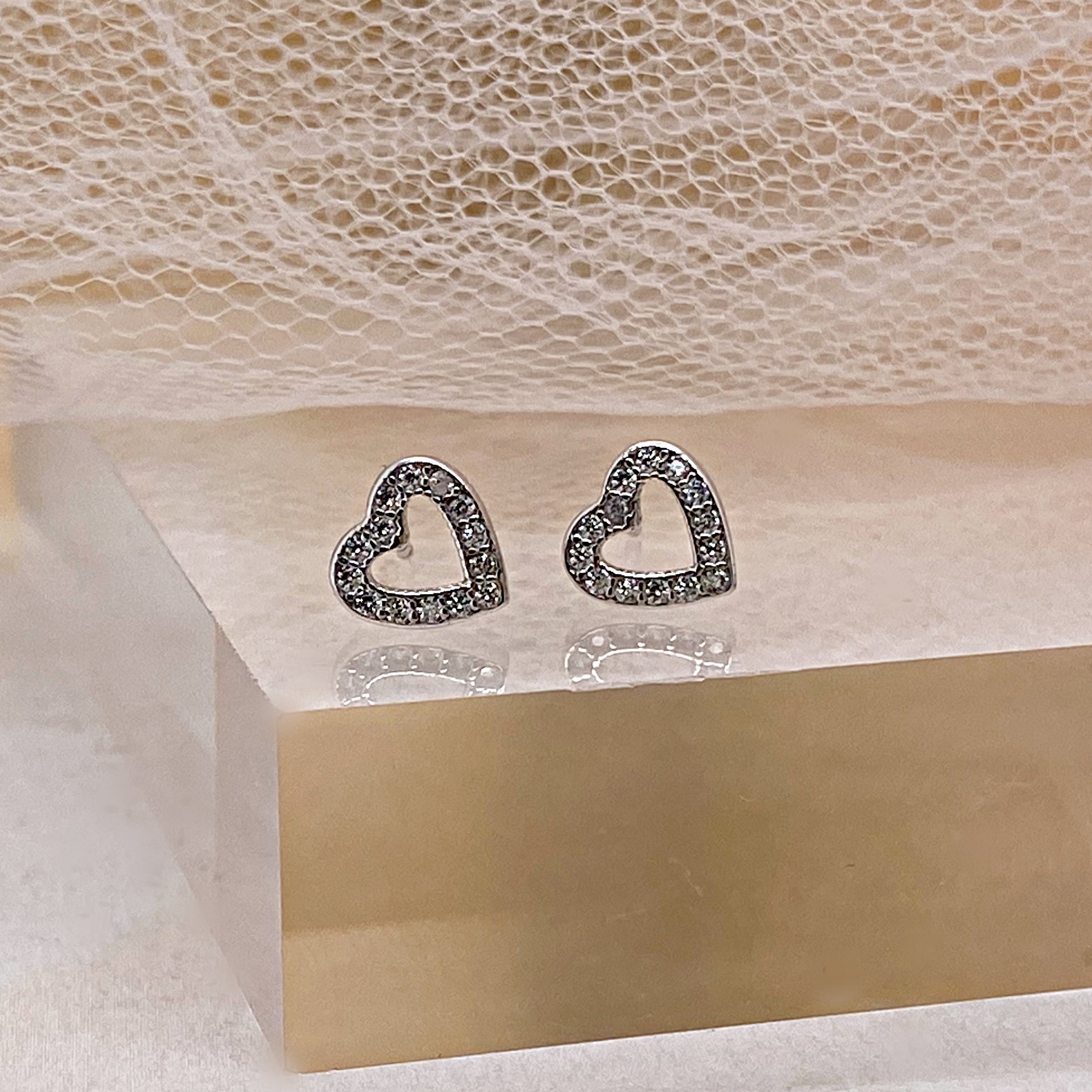 9ct white gold CZ heart Studs