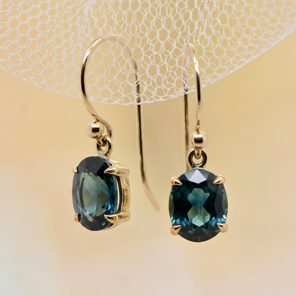 Oval cut Sapphire hooks