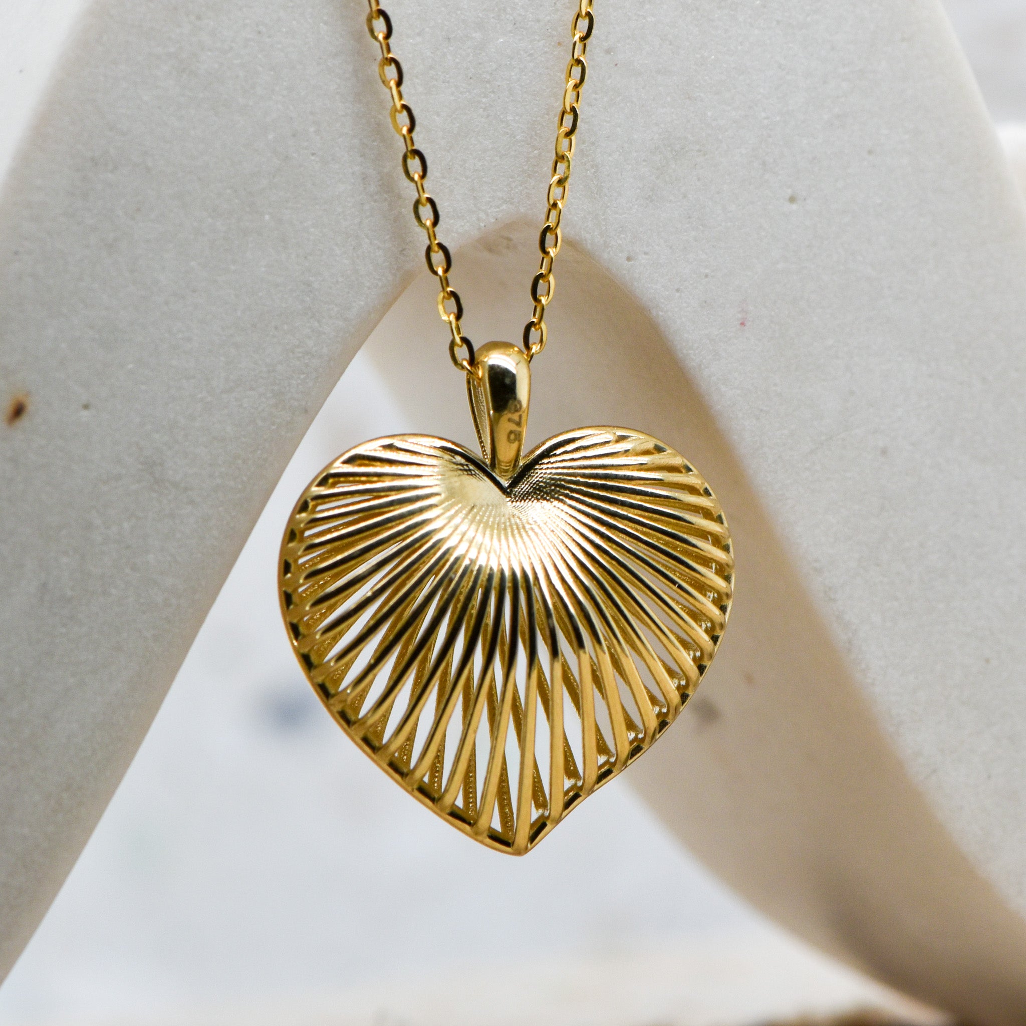 9ct puffy heart pendant