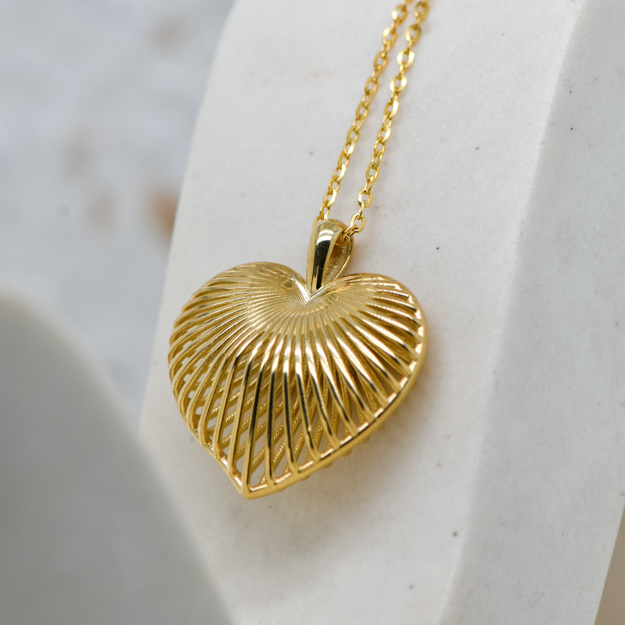 9ct puffy heart pendant