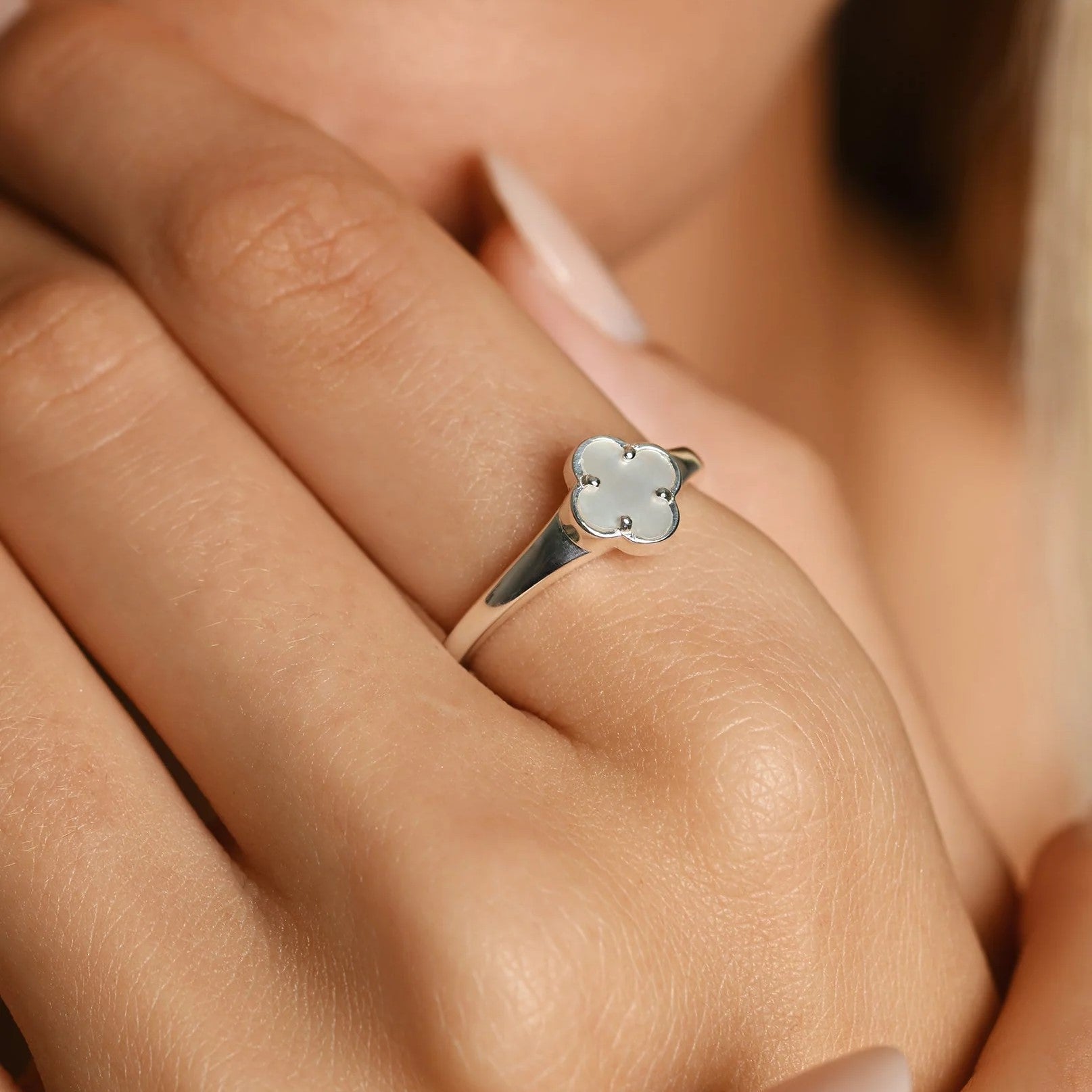 Von Treskow - Mini Clover Ring (Mother Of Pearl)