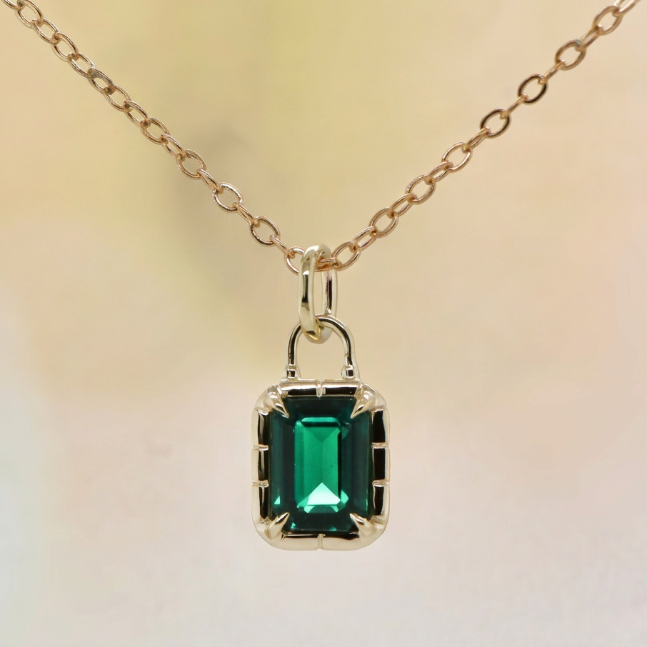 Yellow Gold Emerald pendant