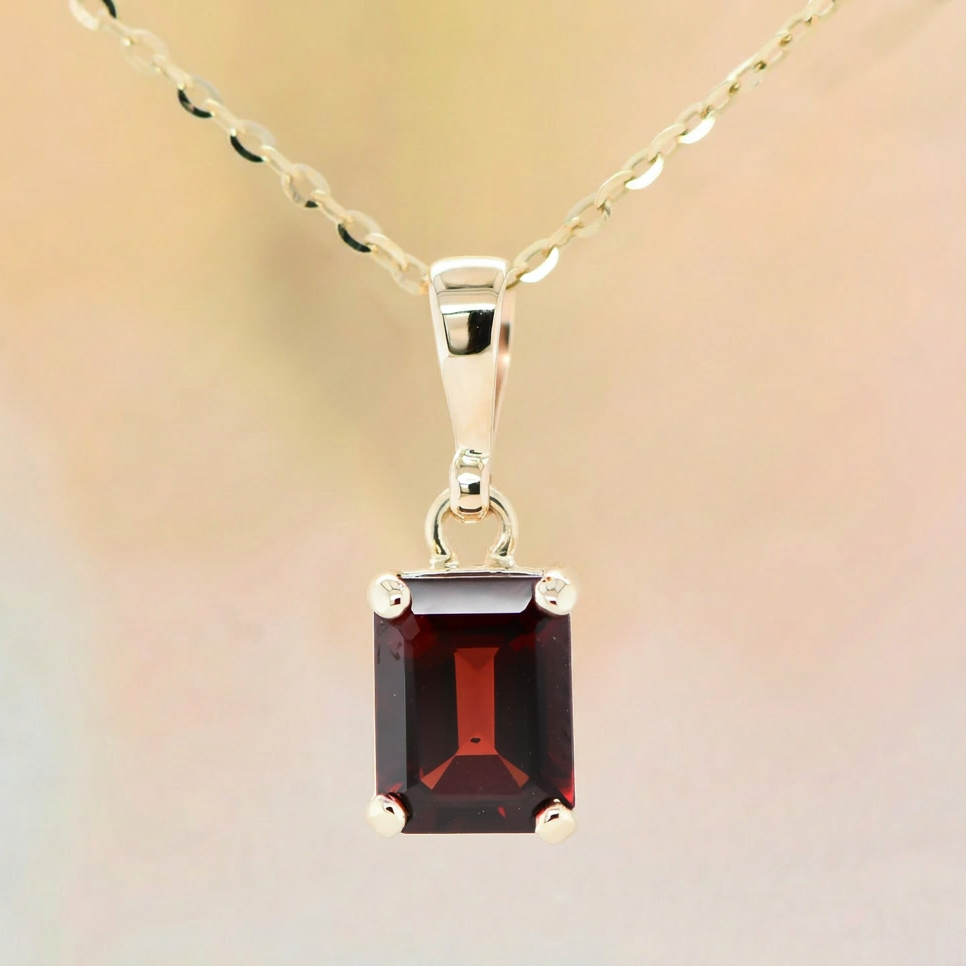 Yellow Gold Emerald cut Garnet pendant